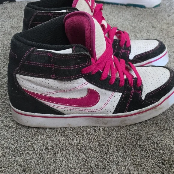 Nike Black and Pink Sneakers with Sporty Design - Picture 3 of 5